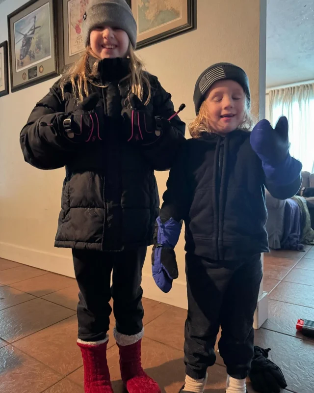 How it started versus how it ended (about 5 min later). Charlie’s first ever introduction to snow. Also when I tell you our box of winter gear is SAAAADD. Charlie was wearing two right mittens. 🤷🏼‍♀️🤷🏼‍♀️🤷🏼‍♀️🤷🏼‍♀️ #southtexas #snowday